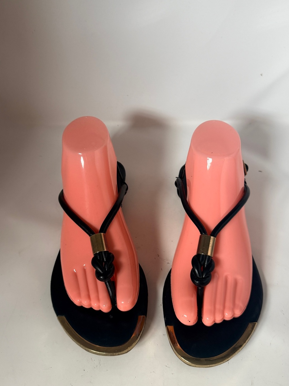 DV Dolce Vita size 8 black and gold thong sandal